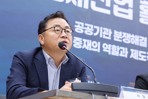 토론하는 최일동 국민제안감사2국장