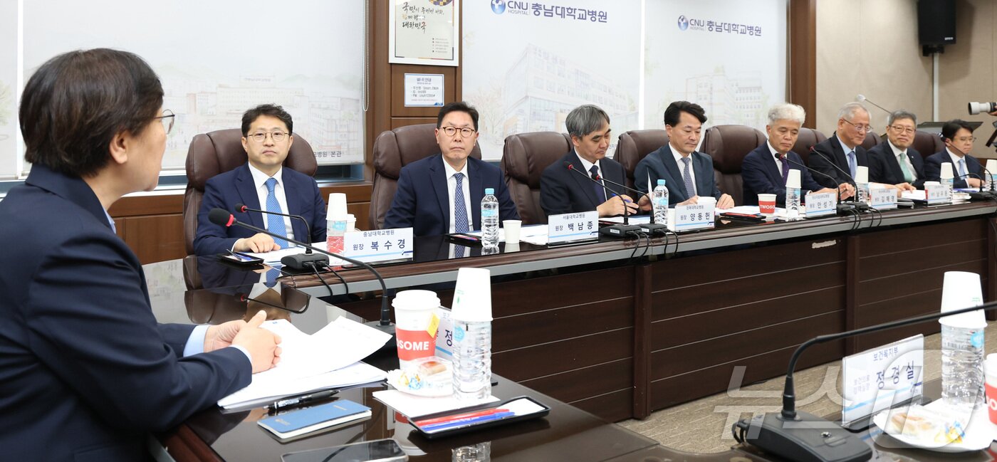 본문 이미지 - 정은경 보건복지부 장관이 15일 대전시 중구 충남대학교병원에서 열린 국립대학병원 종합적 육성방향 논의를 위한 간담회에서 전국 국립대병원장들과 의견을 나누고 있다. 2026.6.15 ⓒ 뉴스1 김기남 기자