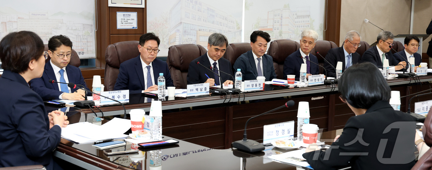 (대전=뉴스1) 김기남 기자 = 정은경 보건복지부 장관이 15일 대전시 중구 충남대학교병원에서 열린 국립대학병원 종합적 육성방향 논의를 위한 간담회에서 전국 국립대병원장들과 의견을 …