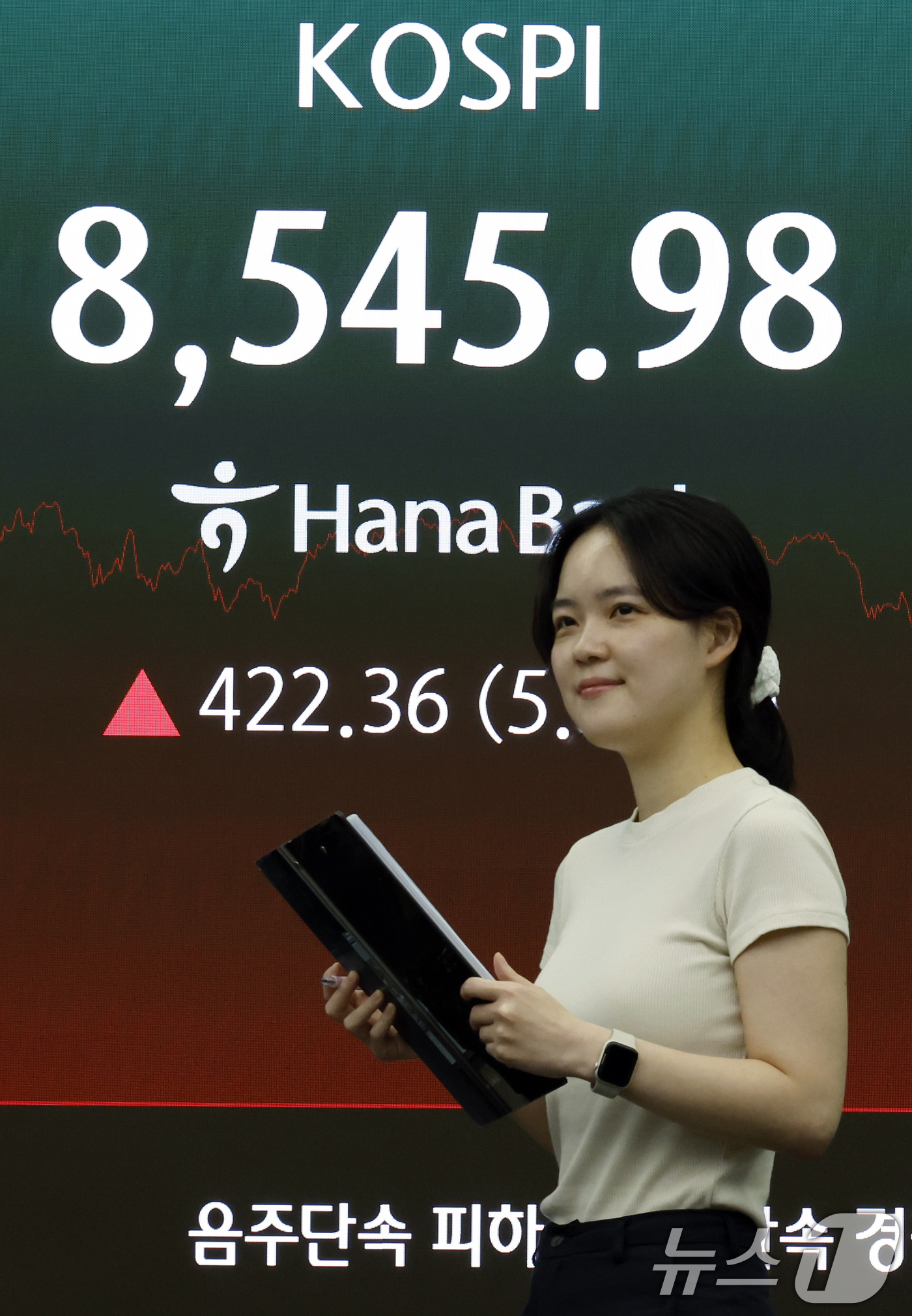 (서울=뉴스1) 박정호 기자 = 미국과 이란의 중동 전쟁 종전 양해각서(MOU) 합의 소식이 전해진 15일 서울시 중구 하나은행 딜링룸 전광판에 코스피 등 종가가 표시되고 있다.이 …