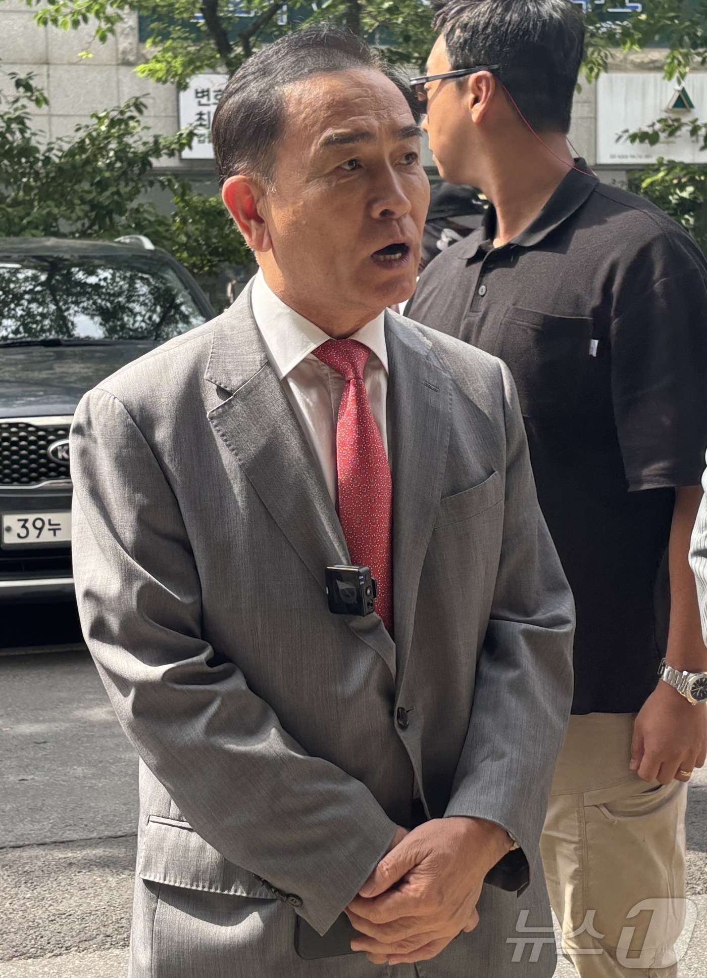 (제주=뉴스1) 홍수영 기자 = 15일 오후 태영호 전 국민의힘 의원이 자신을 상대로 한 손해배상 소송 항소심에 출석하기 위해 제주지방법원에 들어서고 있다. 제주4.3유족들은 태 …