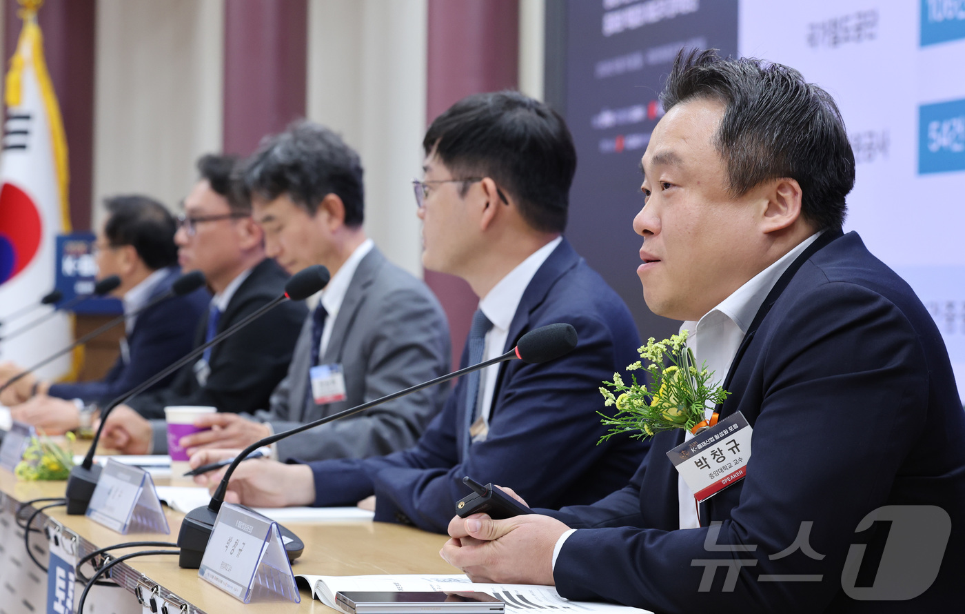 (서울=뉴스1) 신웅수 기자 = 박창규 중앙대학교 교수가 15일 서울 여의도 국회 의원회관에서 '공공기관 분쟁 해결 방안으로서 중재의 역할과 제도적 정착 방안'을 주제로 열린 '2 …