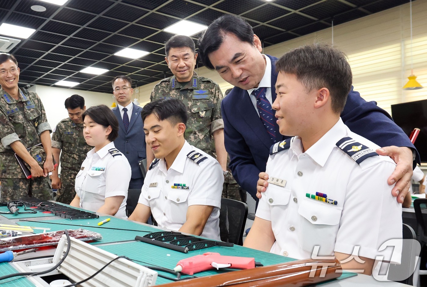 (서울=뉴스1) = 안규백 국방부 장관이 15일 오전 충북 청주시 공군사관학교를 방문, 공군사관생도들을 격려하고 있다.(국방부 제공. 재판매 및 DB금지) 2026.6.15/뉴스1 …