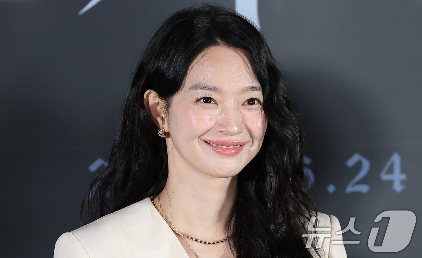 본문 이미지 - 배우 신민아가 15일 서울 용산구 CGV 용산아이파크몰에서 열린 영화 '눈동자'(감독 염지호) 언론시사회에 참석해 미소를 짓고 있다. '눈동자'는 유전병으로 시력을 점점 잃어가고 있는 서진(신민아 분)이 쌍둥이 동생 서인(신민아 분)의 죽음을 둘러싼 의혹을 파헤치다 그 실체와 마주하게 되는 서스펜스 스릴러를 그린 작품이다. 2026.6.15 ⓒ 뉴스1 권현진 기자