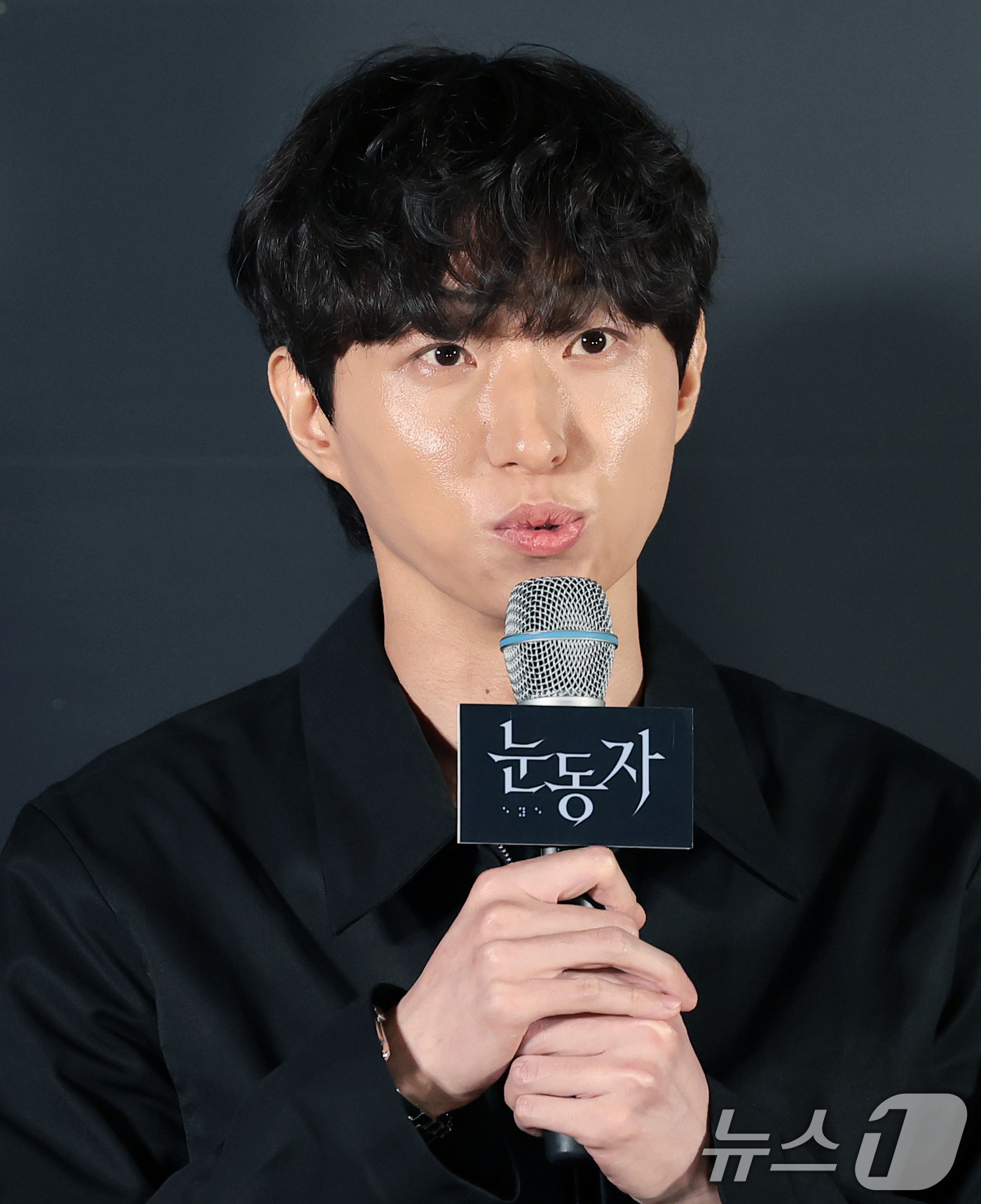 (서울=뉴스1) 권현진 기자 = 염지호 감독이 15일 서울 용산구 CGV 용산아이파크몰에서 열린 영화 '눈동자' 언론시사회에 참석해 인사말을 하고 있다.'눈동자'는 유전병으로 시력 …