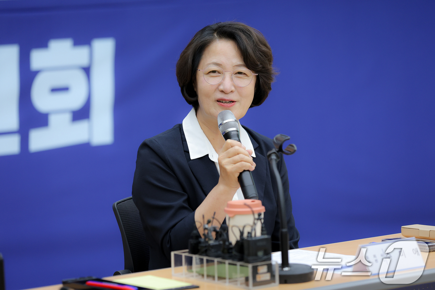 (수원=뉴스1) 김영운 기자 = 추미애 경기도지사 당선인이 15일 경기 수원시 영통구 경기신용보증재단에서 열린 '공정·혁신·포용 경기준비위원회' 출범식 전체회의에서 모두발언을 하고 …
