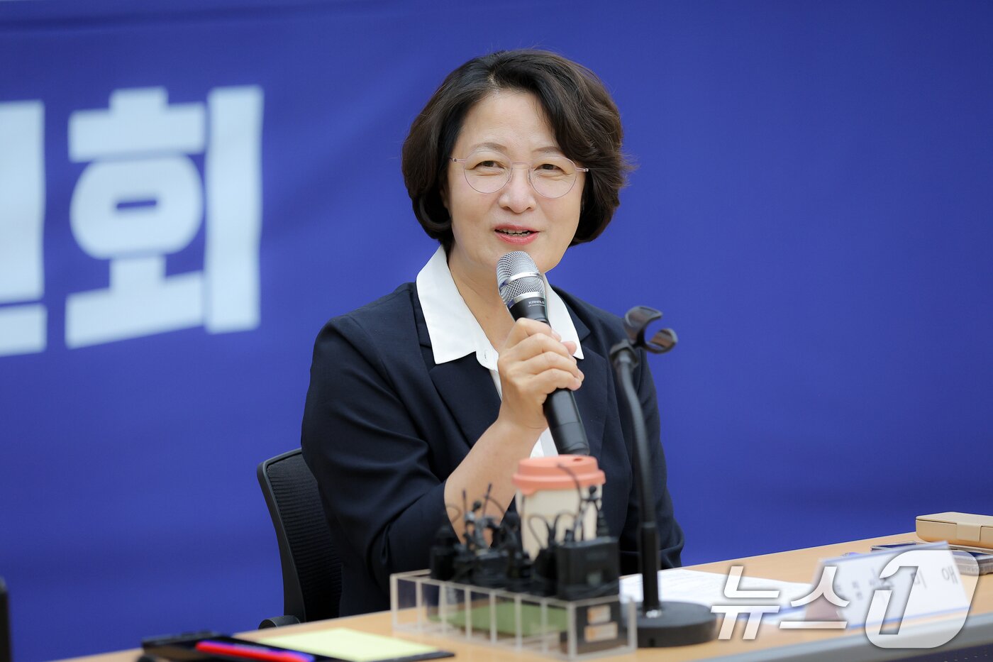 본문 이미지 - 추미애 경기도지사 당선인이 15일 경기 수원시 영통구 경기신용보증재단에서 열린 '공정·혁신·포용 경기준비위원회' 출범식 전체회의에서 모두발언을 하고 있다. (추미애 경기도지사 당선인 제공. 재판매 및 DB 금지) 2026.6.15
