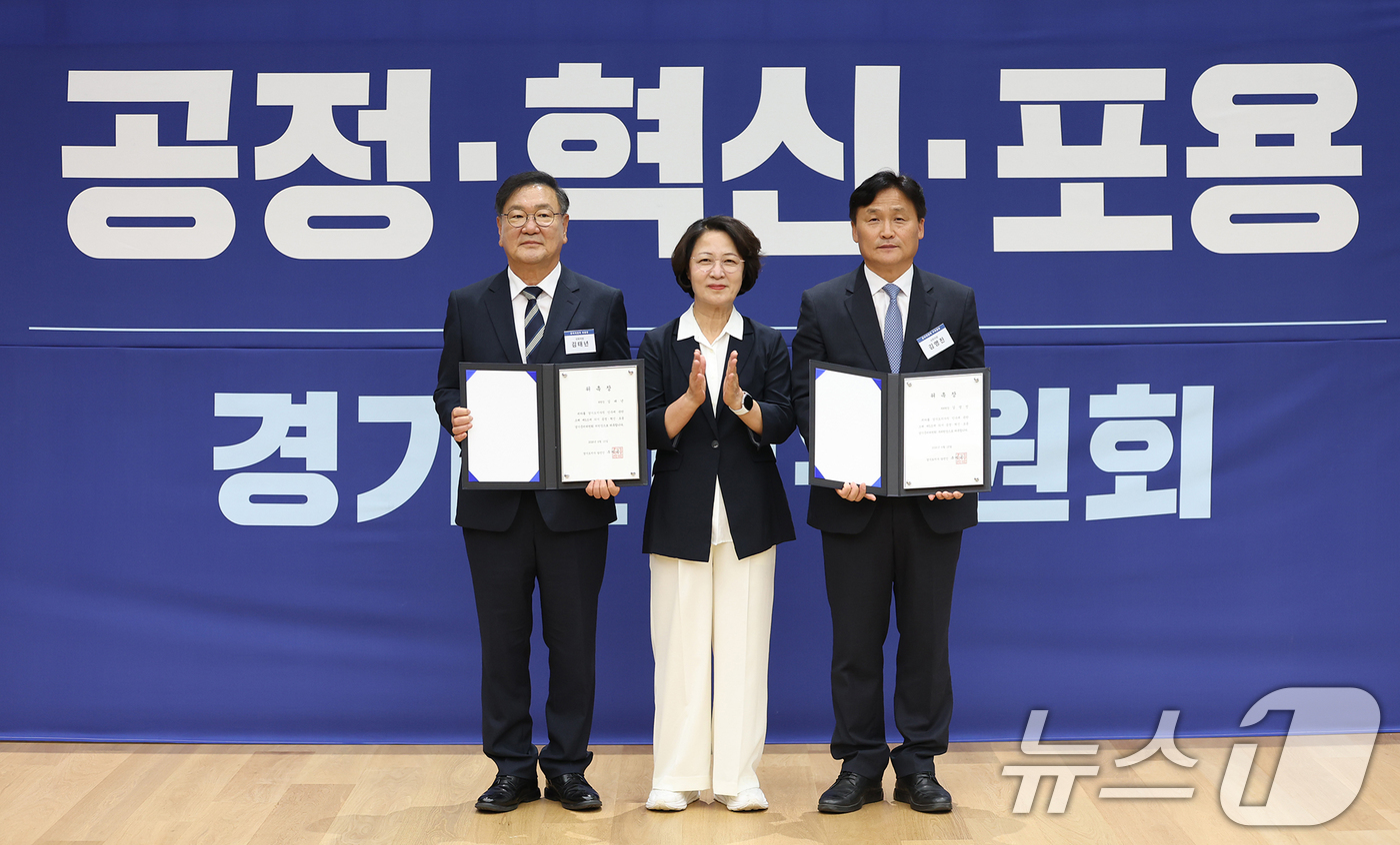 (수원=뉴스1) 김영운 기자 = 추미애 경기도지사 당선인이 15일 경기 수원시 영통구 경기신용보증재단에서 열린 '공정·혁신·포용 경기준비위원회' 출범식 전체회의에서 김태년 준비위원 …