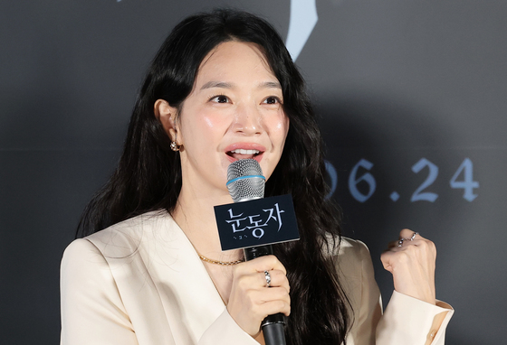 '눈동자' 신민아, 1인2역 시각장애 연기 도전
