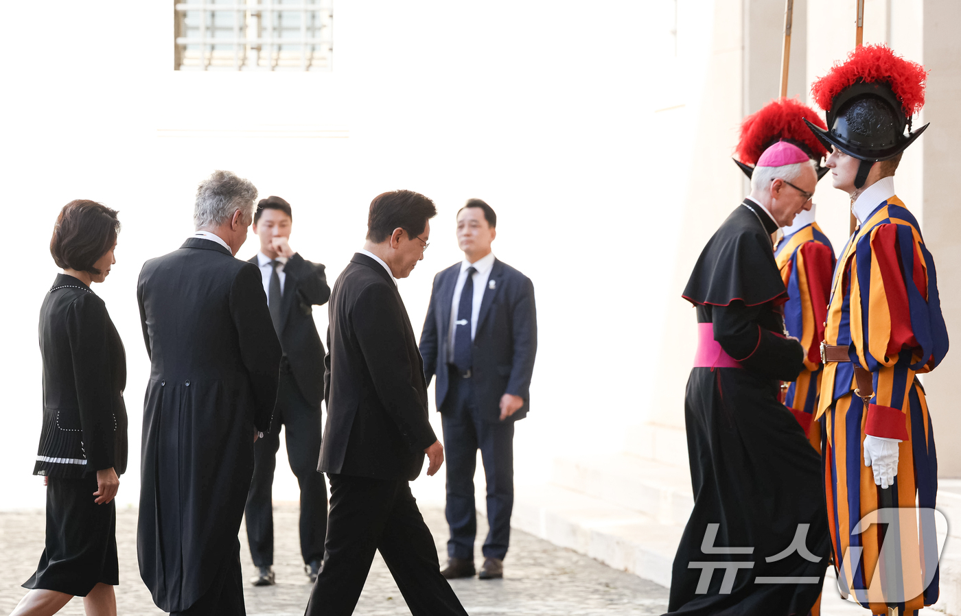 (바티칸=뉴스1) 허경 기자 = 이재명 대통령이 15일(현지시간) 레오 14세 교황과 면담하기 위해 바티칸 사도궁에 도착하고 있다. 2026.6.15/뉴스1