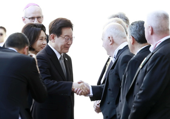 의장단과 인사하는 이재명 대통령