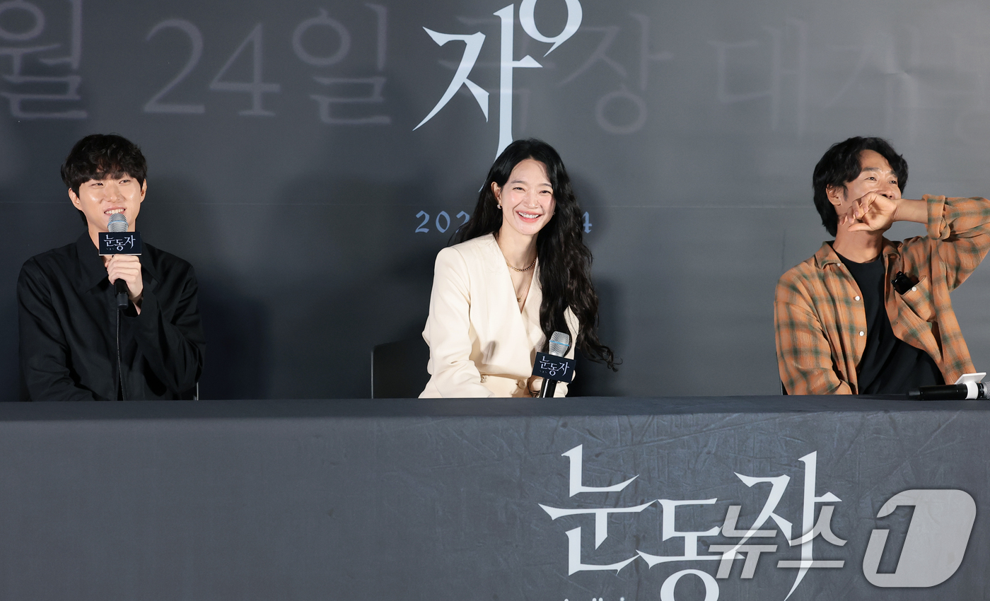 (서울=뉴스1) 권현진 기자 = 염지호 감독(왼쪽부터)와 신민아, 김남희가 15일 서울 용산구 CGV 용산아이파크몰에서 열린 영화 '눈동자'(감독 염지호) 언론시사회에 참석해 미 …