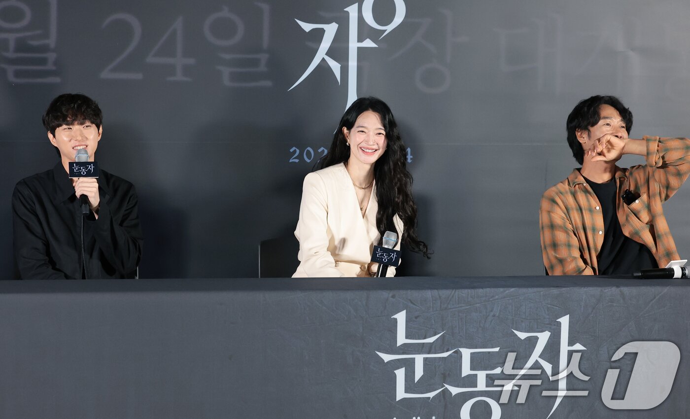 본문 이미지 - 염지호 감독(왼쪽부터)와 신민아, 김남희가 15일 서울 용산구 CGV 용산아이파크몰에서 열린 영화 '눈동자'(감독 염지호) 언론시사회에 참석해 미소를 짓고 있다. '눈동자'는 유전병으로 시력을 점점 잃어가고 있는 서진(신민아 분)이 쌍둥이 동생 서인(신민아 분)의 죽음을 둘러싼 의혹을 파헤치다 그 실체와 마주하게 되는 서스펜스 스릴러를 그린 작품이다. 2026.6.15 ⓒ 뉴스1 권현진 기자