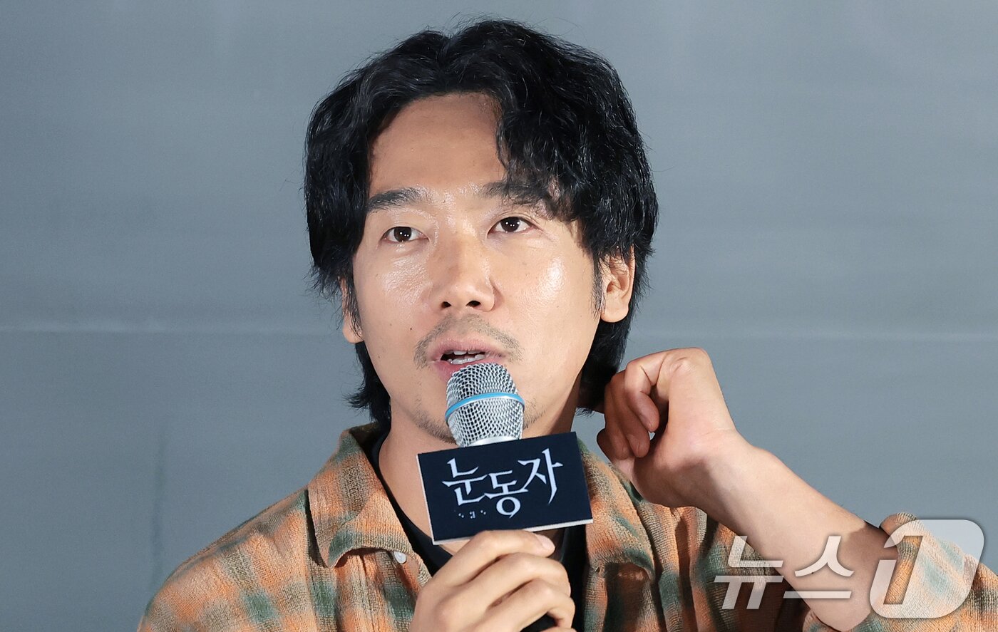 본문 이미지 - 배우 김남희가 15일 서울 용산구 CGV 용산아이파크몰에서 열린 영화 '눈동자'(감독 염지호) 언론시사회에 참석해 취재진 질문에 답하고 있다. '눈동자'는 유전병으로 시력을 점점 잃어가고 있는 서진(신민아 분)이 쌍둥이 동생 서인(신민아 분)의 죽음을 둘러싼 의혹을 파헤치다 그 실체와 마주하게 되는 서스펜스 스릴러를 그린 작품이다. 2026.6.15 ⓒ 뉴스1 권현진 기자