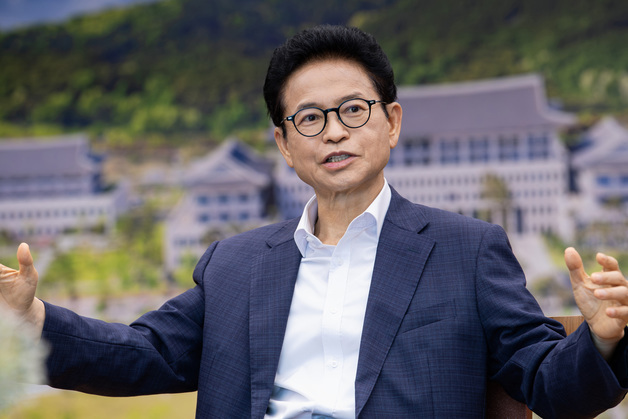 [인터뷰]이철우 "TK 통합으로 글로벌 초광역 경제권 만들겠다"