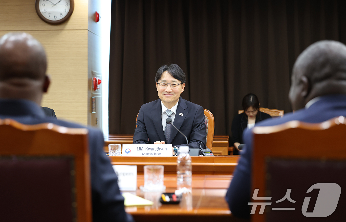 (서울=뉴스1) = 임광현 국세청장이 15일 정부세종청사에서 가나 세무당국 대표단과 회담하고 있다. (국세청 제공. 재판매 및 DB금지) 2026.6.15/뉴스1