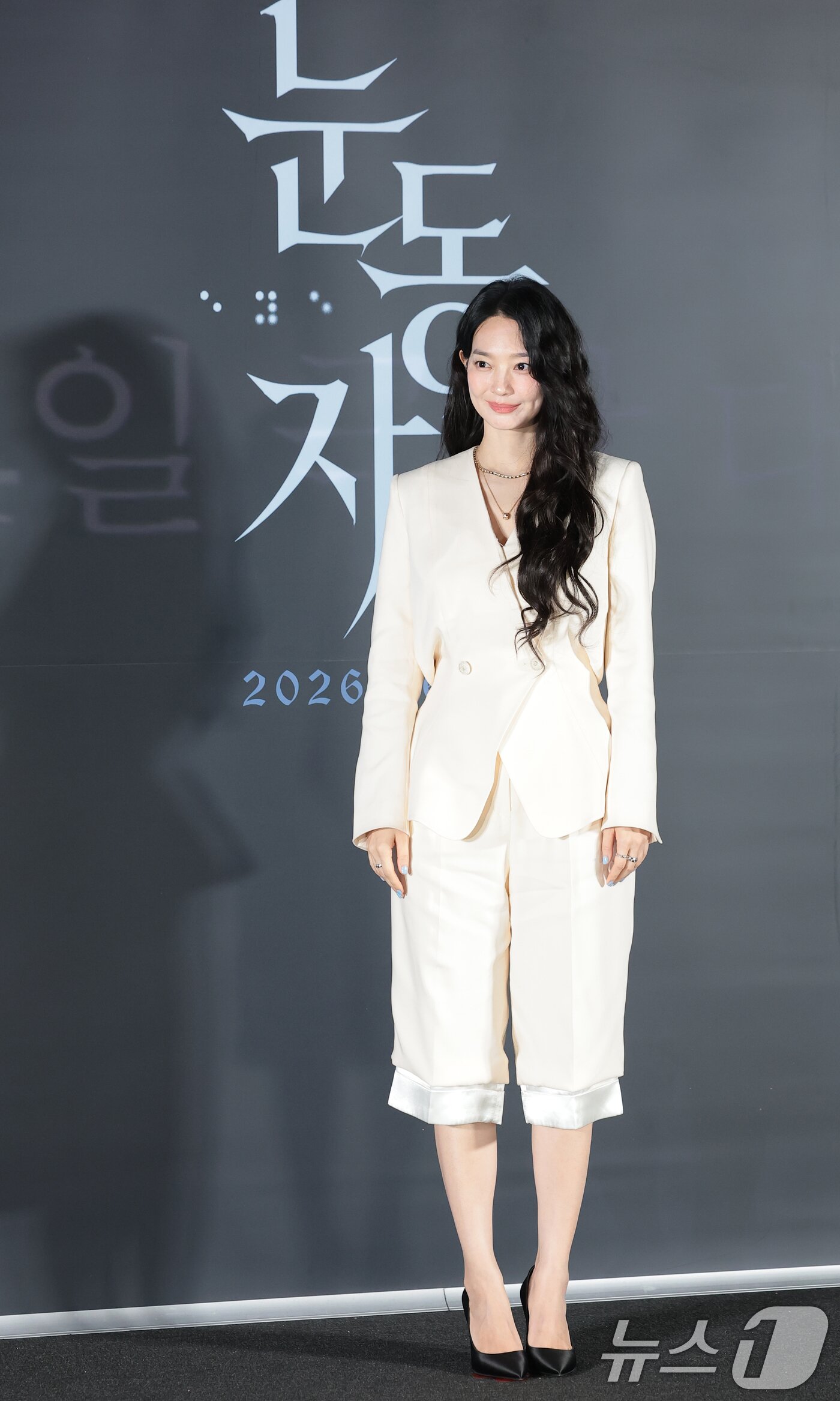 본문 이미지 - 배우 신민아가 15일 서울 용산구 CGV 용산아이파크몰에서 열린 영화 '눈동자'(감독 염지호) 언론시사회에 참석해 포즈를 취하고 있다. '눈동자'는 유전병으로 시력을 점점 잃어가고 있는 서진(신민아 분)이 쌍둥이 동생 서인(신민아 분)의 죽음을 둘러싼 의혹을 파헤치다 그 실체와 마주하게 되는 서스펜스 스릴러를 그린 작품이다. 2026.6.15 ⓒ 뉴스1 권현진 기자