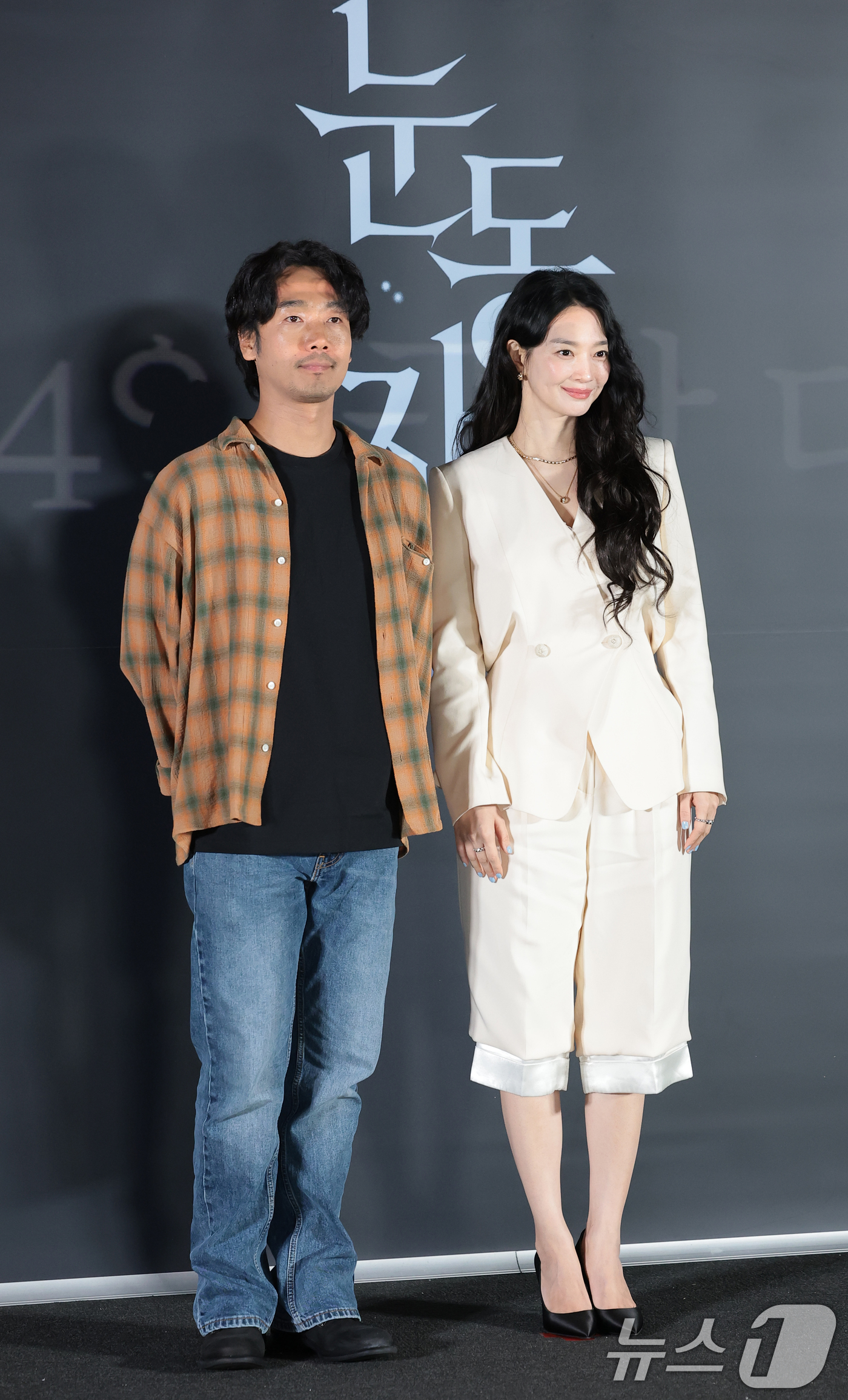 (서울=뉴스1) 권현진 기자 = 배우 김남희와 신민아(오른쪽)가 15일 서울 용산구 CGV 용산아이파크몰에서 열린 영화 '눈동자'(감독 염지호) 언론시사회에 참석해 포즈를 취하고 …