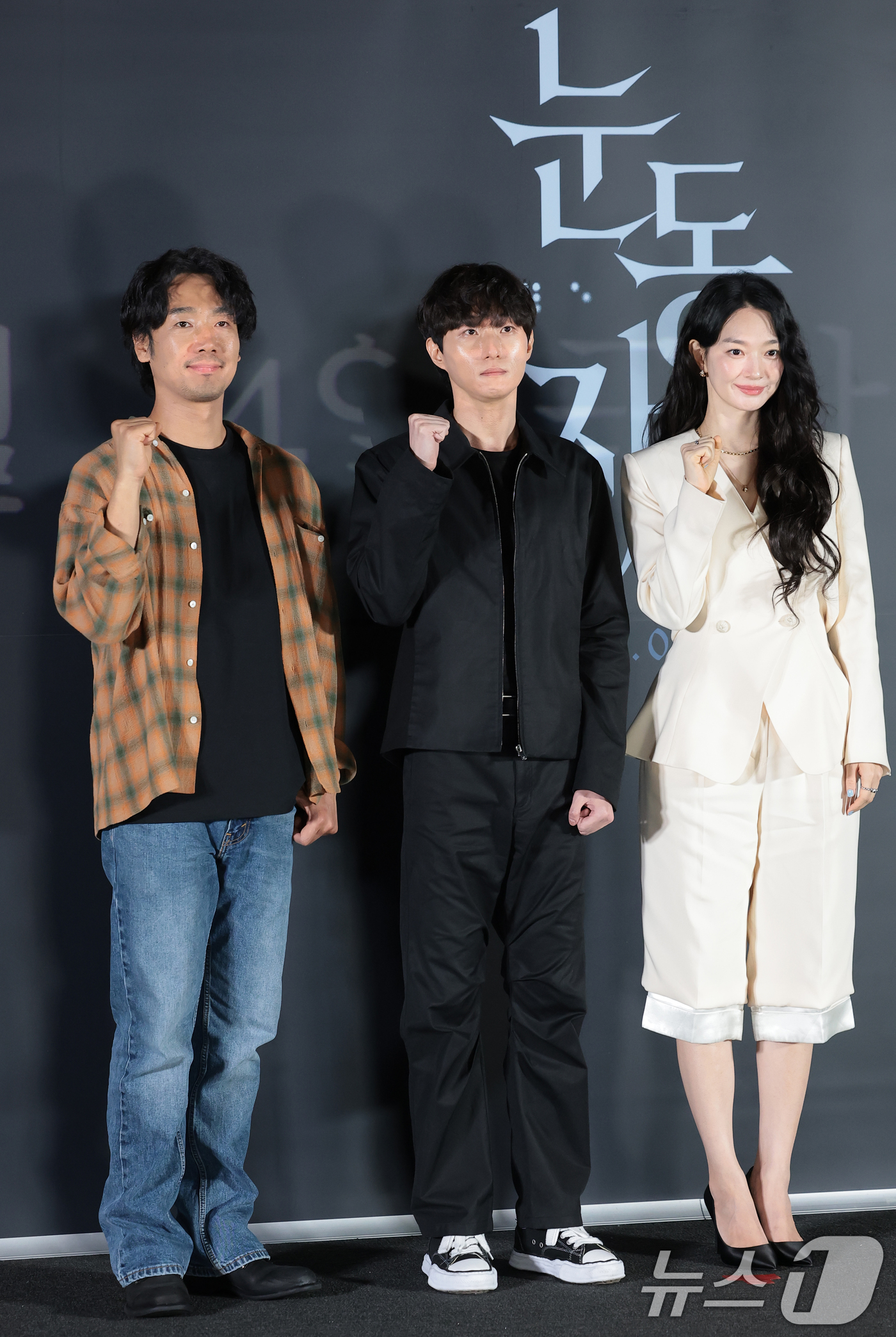 (서울=뉴스1) 권현진 기자 = 배우 김남희(왼쪽부터)와 염지호 감독, 신민아가 15일 서울 용산구 CGV 용산아이파크몰에서 열린 영화 '눈동자' 언론시사회에 참석해 포즈를 취하고 …