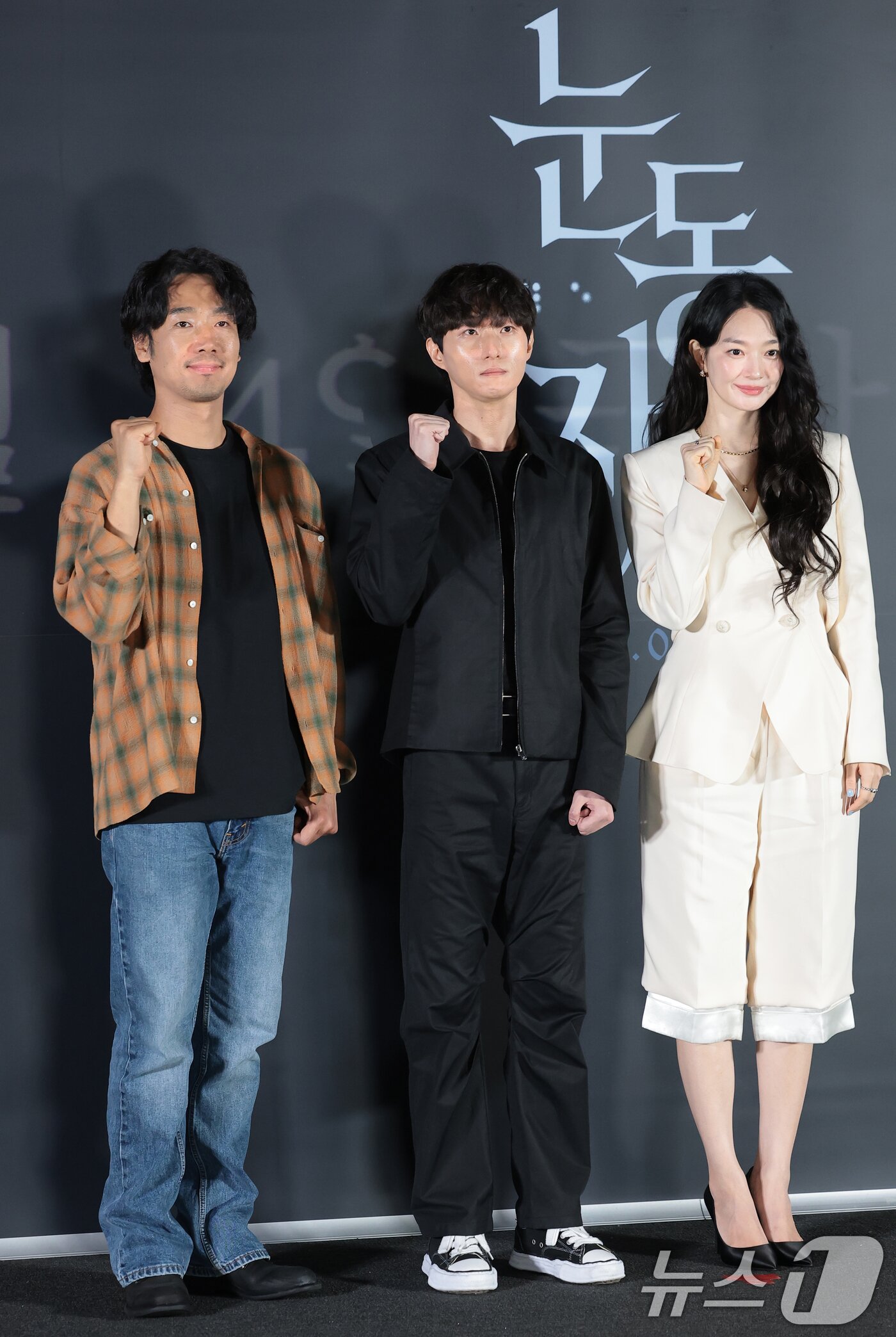 본문 이미지 - 배우 김남희(왼쪽부터)와 염지호 감독, 신민아가 15일 서울 용산구 CGV 용산아이파크몰에서 열린 영화 '눈동자' 언론시사회에 참석해 포즈를 취하고 있다. '눈동자'는 유전병으로 시력을 점점 잃어가고 있는 서진(신민아 분)이 쌍둥이 동생 서인(신민아 분)의 죽음을 둘러싼 의혹을 파헤치다 그 실체와 마주하게 되는 서스펜스 스릴러를 그린 작품이다. 2026.6.15 ⓒ 뉴스1 권현진 기자