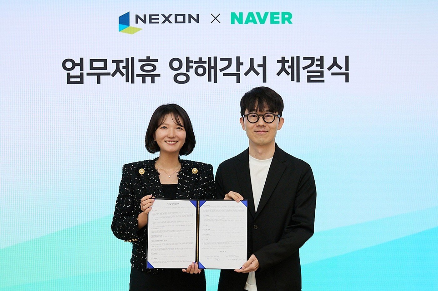 본문 이미지 - 지난 25일 경기 성남시에 위치한 네이버 1784에서 최수연 네이버 대표(왼쪽)와 강대현 넥슨 대표가 만나 ‘네이버-넥슨 전략적 협업’을 체결했다.(네이버 제공. 재판매 및 DB금지)2025.9.30 ⓒ 뉴스1