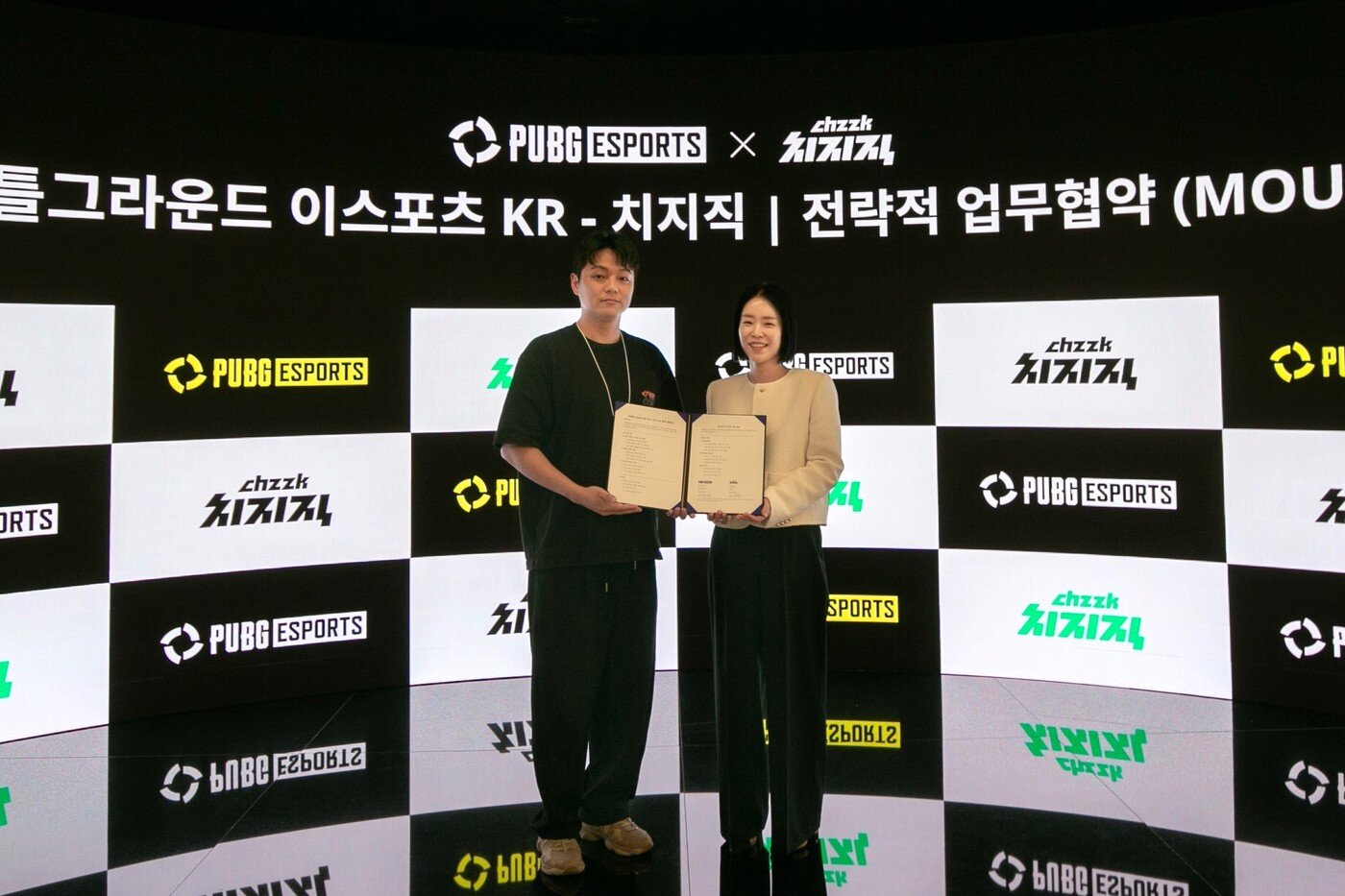 본문 이미지 - 신슬기 네이버 게임 콘텐츠 제휴 리더(오른쪽)과 박수용 크래프톤 e스포츠 실장이 ‘배틀그라운드 e스포츠·치지직 전략적 업무협약’ 체결식에서 기념 사진을 촬영하고 있다.(크래프톤 제공. 재판매 및 DB금지)2026.6.15 ⓒ 뉴스1