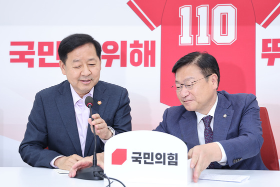 마이크 넘겨주는 정점식 원내대표