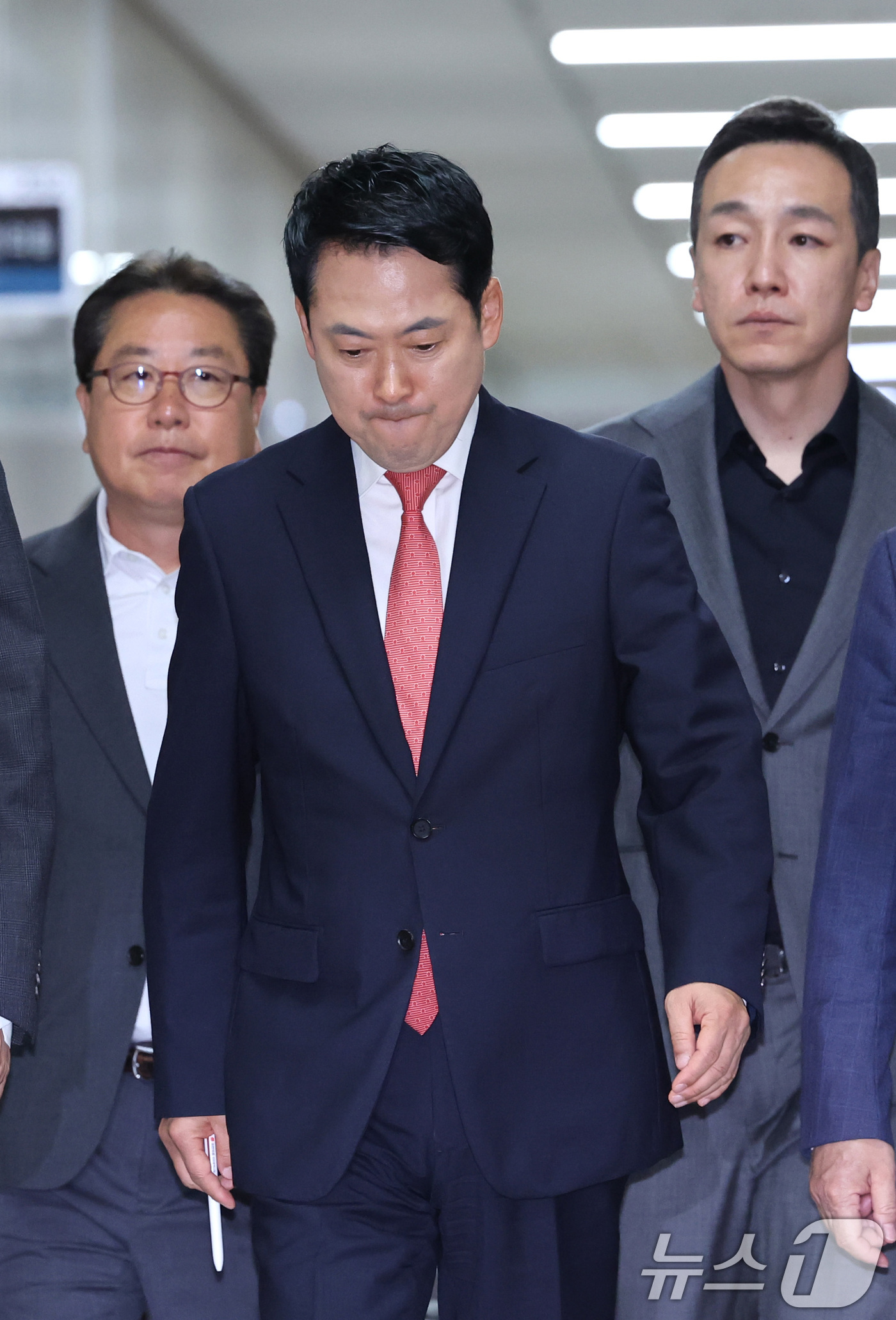 (서울=뉴스1) 신웅수 기자 = 장동혁 국민의힘 대표가 15일 서울 여의도 국회에서 열린 비공개 긴급 최고위원회의에 참석하고 있다. 2026.6.15/뉴스1