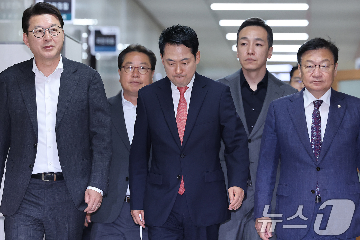 (서울=뉴스1) 신웅수 기자 = 장동혁 국민의힘 대표가 15일 서울 여의도 국회에서 열린 비공개 긴급 최고위원회의에 참석하고 있다. 2026.6.15/뉴스1