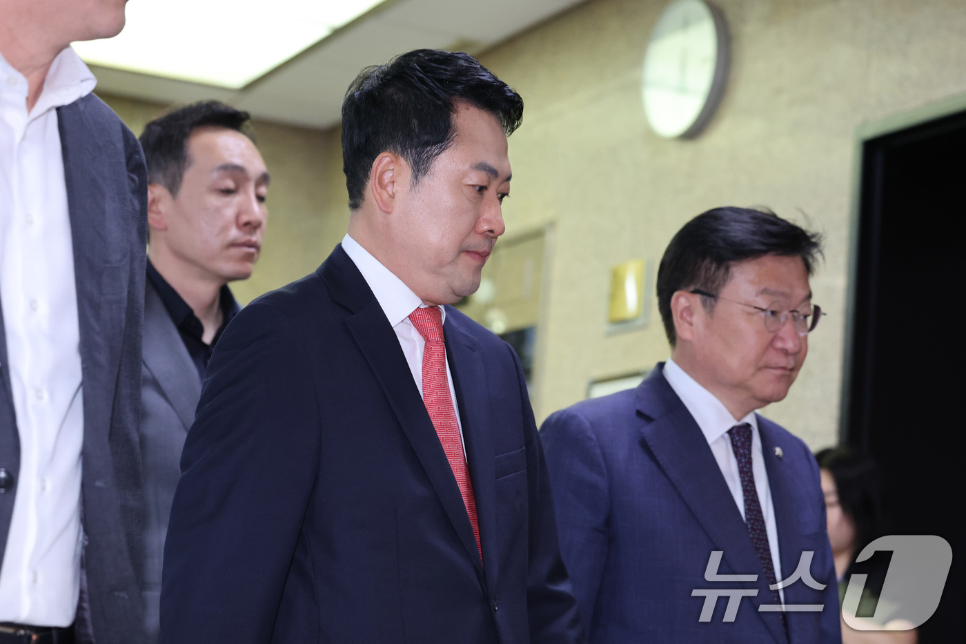 (서울=뉴스1) 신웅수 기자 = 장동혁 국민의힘 대표가 15일 서울 여의도 국회에서 열린 비공개 긴급 최고위원회의에 참석하고 있다. 2026.6.15/뉴스1
