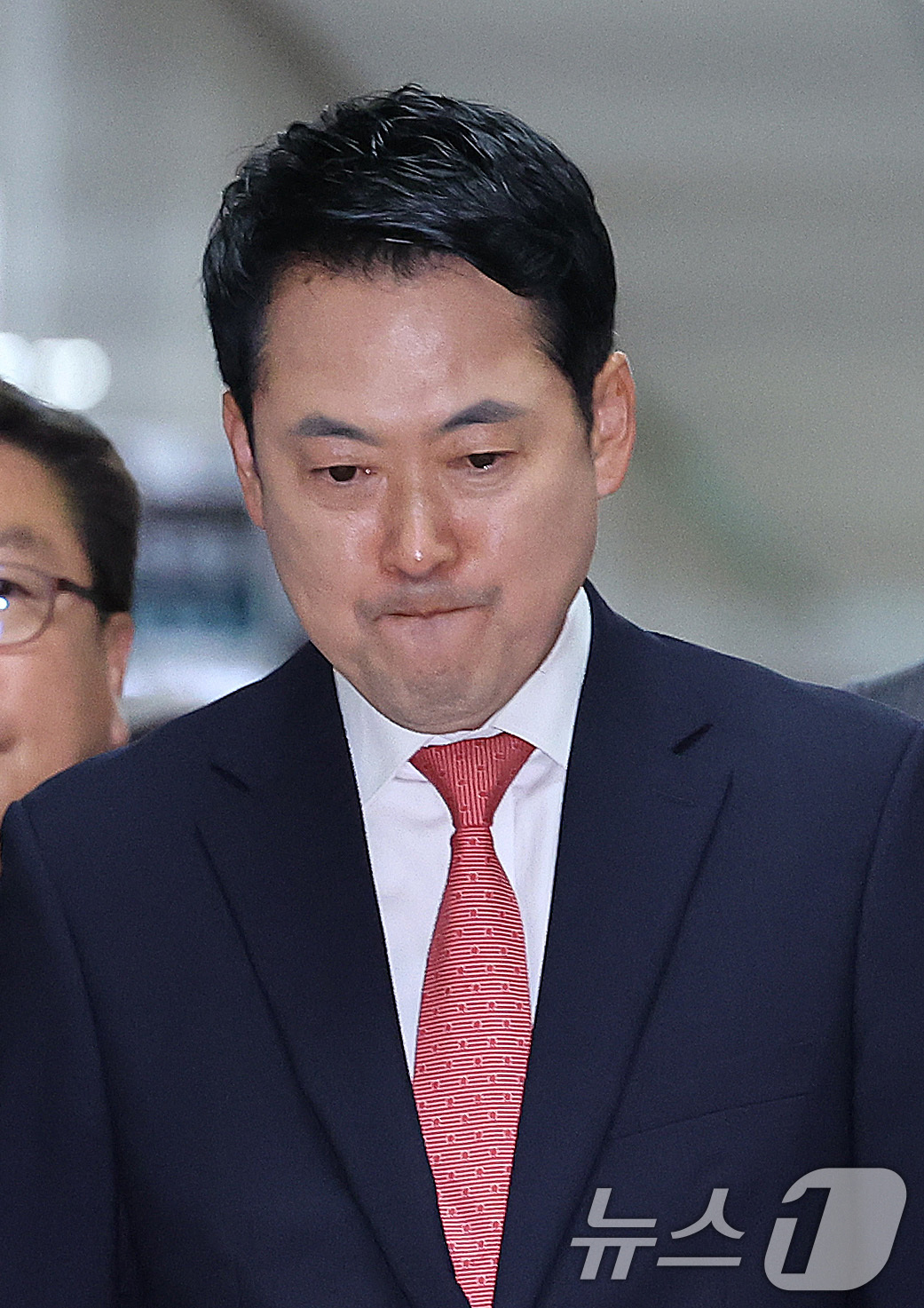 (서울=뉴스1) 신웅수 기자 = 장동혁 국민의힘 대표가 15일 서울 여의도 국회에서 열린 비공개 긴급 최고위원회의에 참석하고 있다. 2026.6.15/뉴스1
