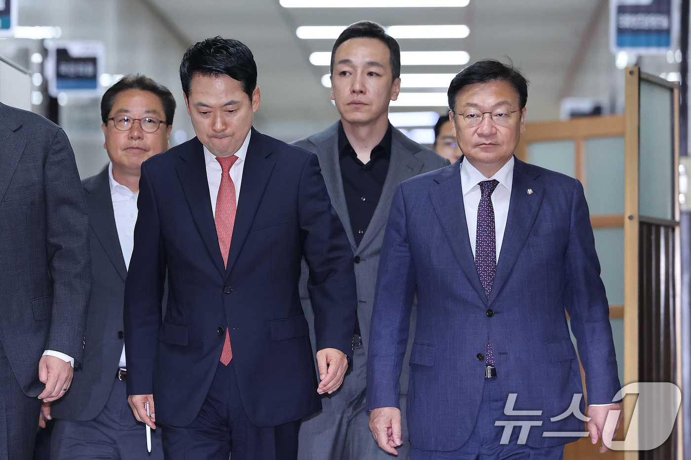 (서울=뉴스1) 신웅수 기자 = 장동혁 국민의힘 대표와 정점식 원내대표가 15일 서울 여의도 국회에서 열린 비공개 긴급 최고위원회의에 참석하고 있다. 2026.6.15/뉴스1