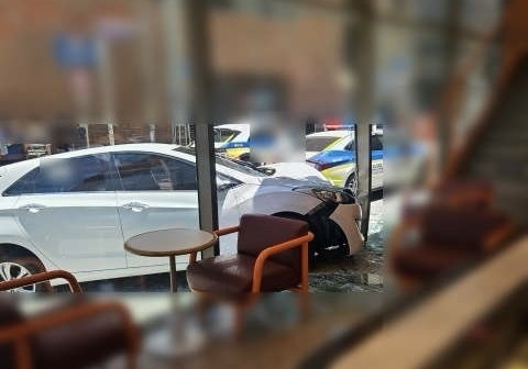 부산역 앞 카페에 승용차 돌진…운전자 포함 2명 경상