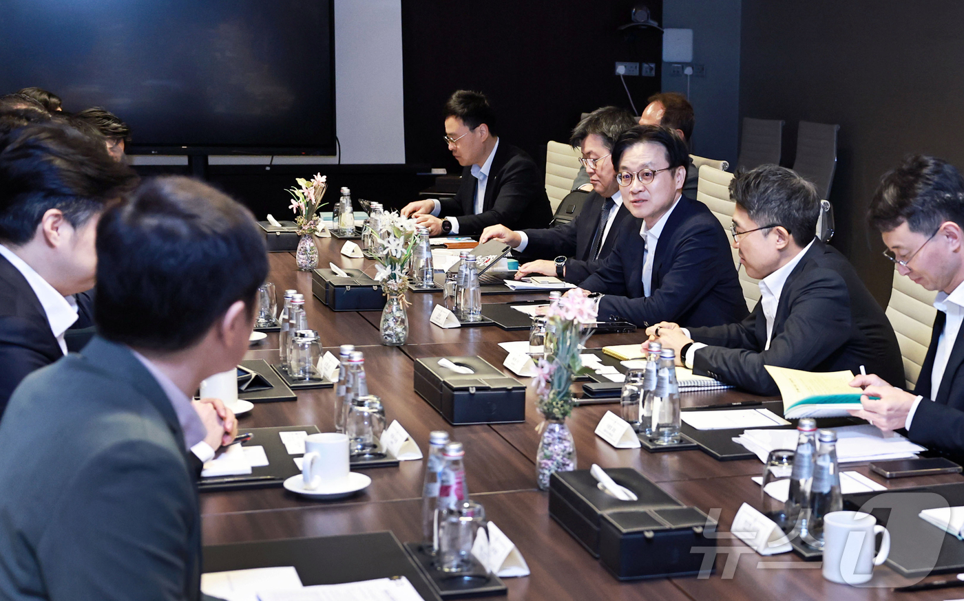 (서울=뉴스1) 김진환 기자 = 김정관 산업통상부 장관이 15일(현지시간) 카타르 로타나 호텔에서 삼성물산, 현대건설, 한화엔진, 두산에너빌리티, 대한무역투자진흥공사 등 카타르 현 …