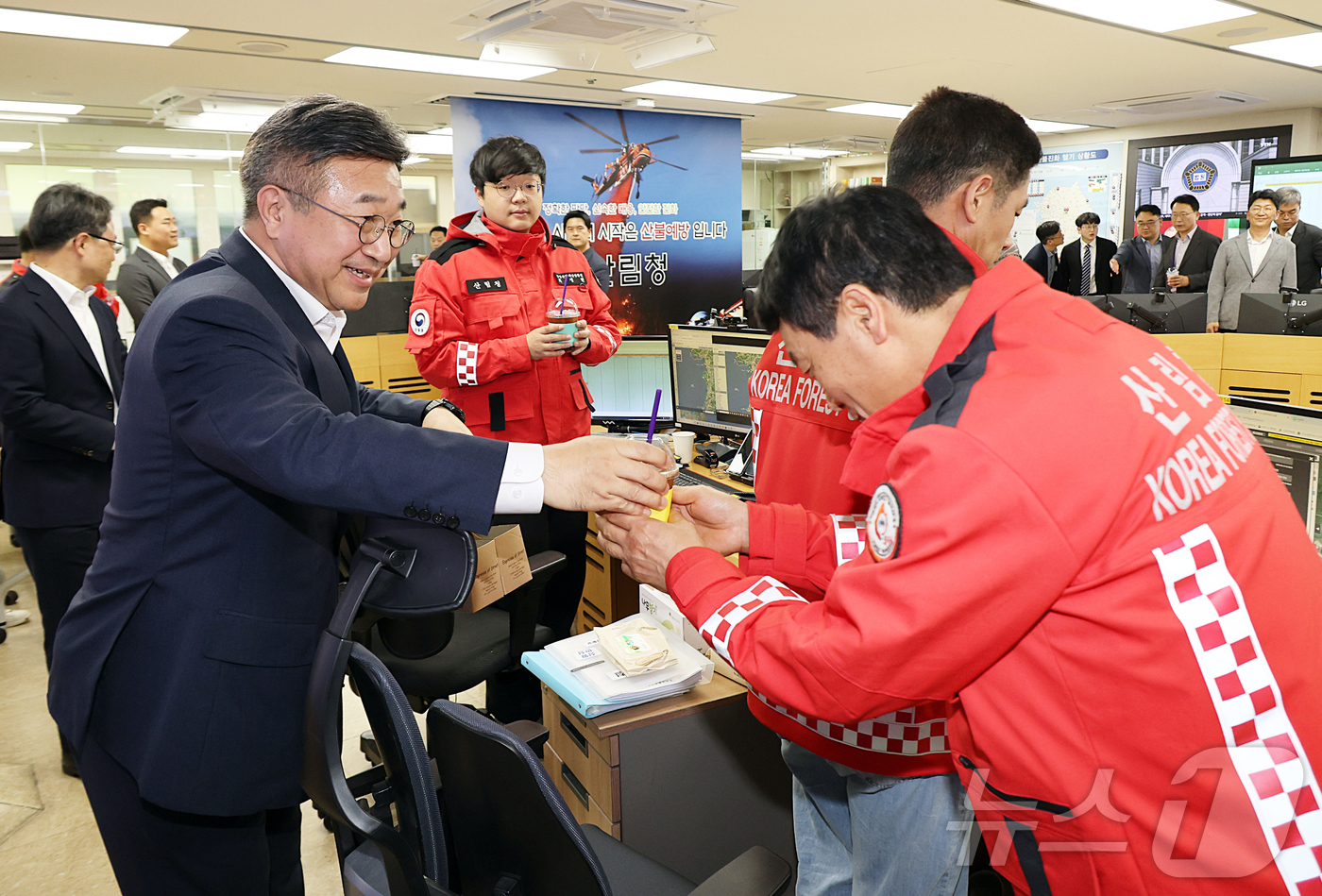 (서울=뉴스1) 김진환 기자 = 윤호중 행정안전부 장관이 15일 오후 산불 피해 99% 감소 견인한 산림청 중앙산림재난상황실을 방문하여 직원들을 격려하고 있다. (행정안전부 제공, …
