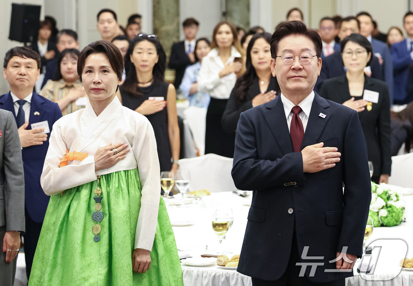(로마(이탈리아)=뉴스1) 허경 기자 = 이재명 대통령과 김혜경 여사가 15일(현지시간) 이탈리아 로마 한 호텔에서 열린 동포 오찬간담회에서 국민의례를 하고 있다. 2026.6.1 …