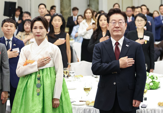 국민의례 하는 이재명 대통령·김혜경 여사