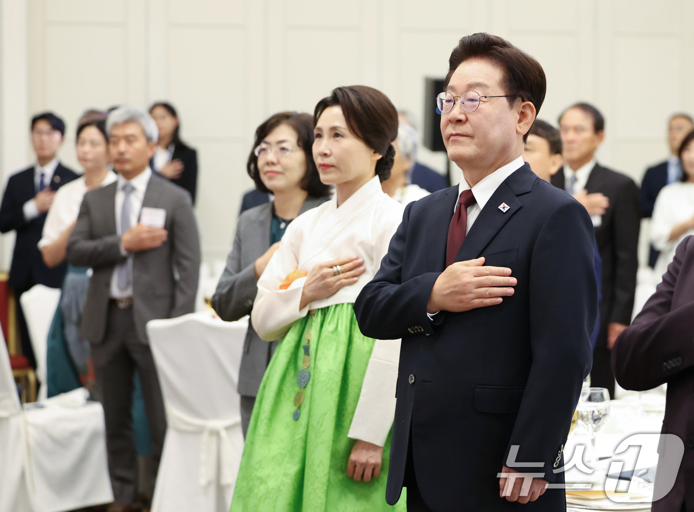 (로마(이탈리아)=뉴스1) 허경 기자 = 이재명 대통령과 김혜경 여사가 15일(현지시간) 이탈리아 로마 한 호텔에서 열린 동포 오찬간담회에서 국민의례를 하고 있다. 2026.6.1 …
