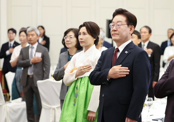국민의례 하는 이재명 대통령·김혜경 여사