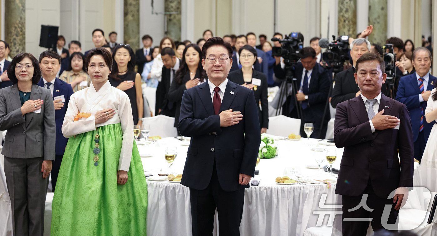 (로마(이탈리아)=뉴스1) 허경 기자 = 이재명 대통령과 김혜경 여사가 15일(현지시간) 이탈리아 로마 한 호텔에서 열린 동포 오찬간담회에서 국민의례를 하고 있다. 2026.6.1 …