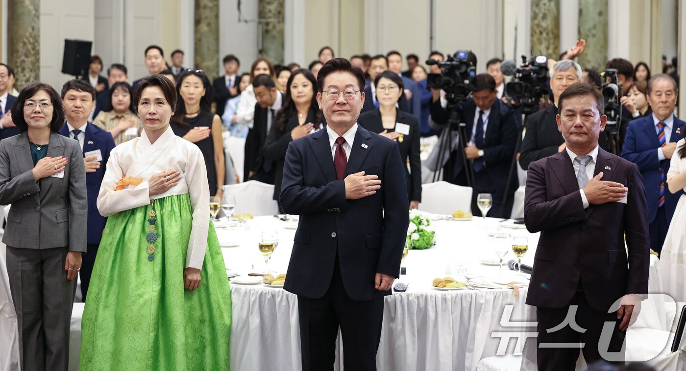 본문 이미지 - 이재명 대통령과 김혜경 여사가 15일(현지시간) 이탈리아 로마 한 호텔에서 열린 동포 오찬간담회에서 국민의례를 하고 있다. 2026.6.15 ⓒ 뉴스1 허경 기자
