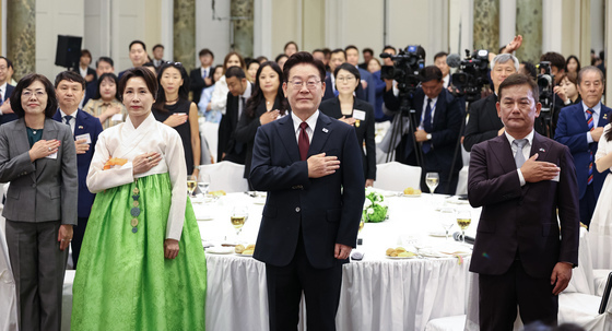 국민의례 하는 이재명 대통령·김혜경 여사