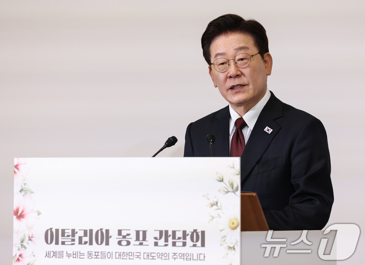 (로마(이탈리아)=뉴스1) 허경 기자 = 이재명 대통령이 15일(현지시간) 이탈리아 로마 한 호텔에서 열린 동포 오찬간담회에서 발언을 하고 있다. 2026.6.15/뉴스1