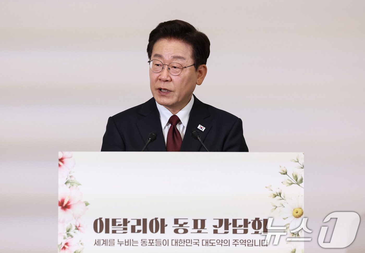 (로마(이탈리아)=뉴스1) 허경 기자 = 이재명 대통령이 15일(현지시간) 이탈리아 로마 한 호텔에서 열린 동포 오찬간담회에서 발언을 하고 있다. 2026.6.15/뉴스1