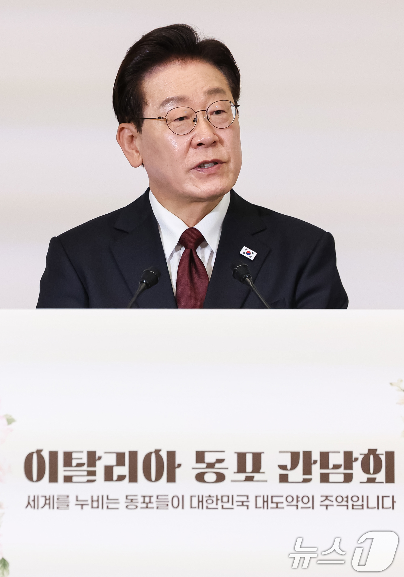 (로마(이탈리아)=뉴스1) 허경 기자 = 이재명 대통령이 15일(현지시간) 이탈리아 로마 한 호텔에서 열린 동포 오찬간담회에서 발언을 하고 있다. 2026.6.15/뉴스1