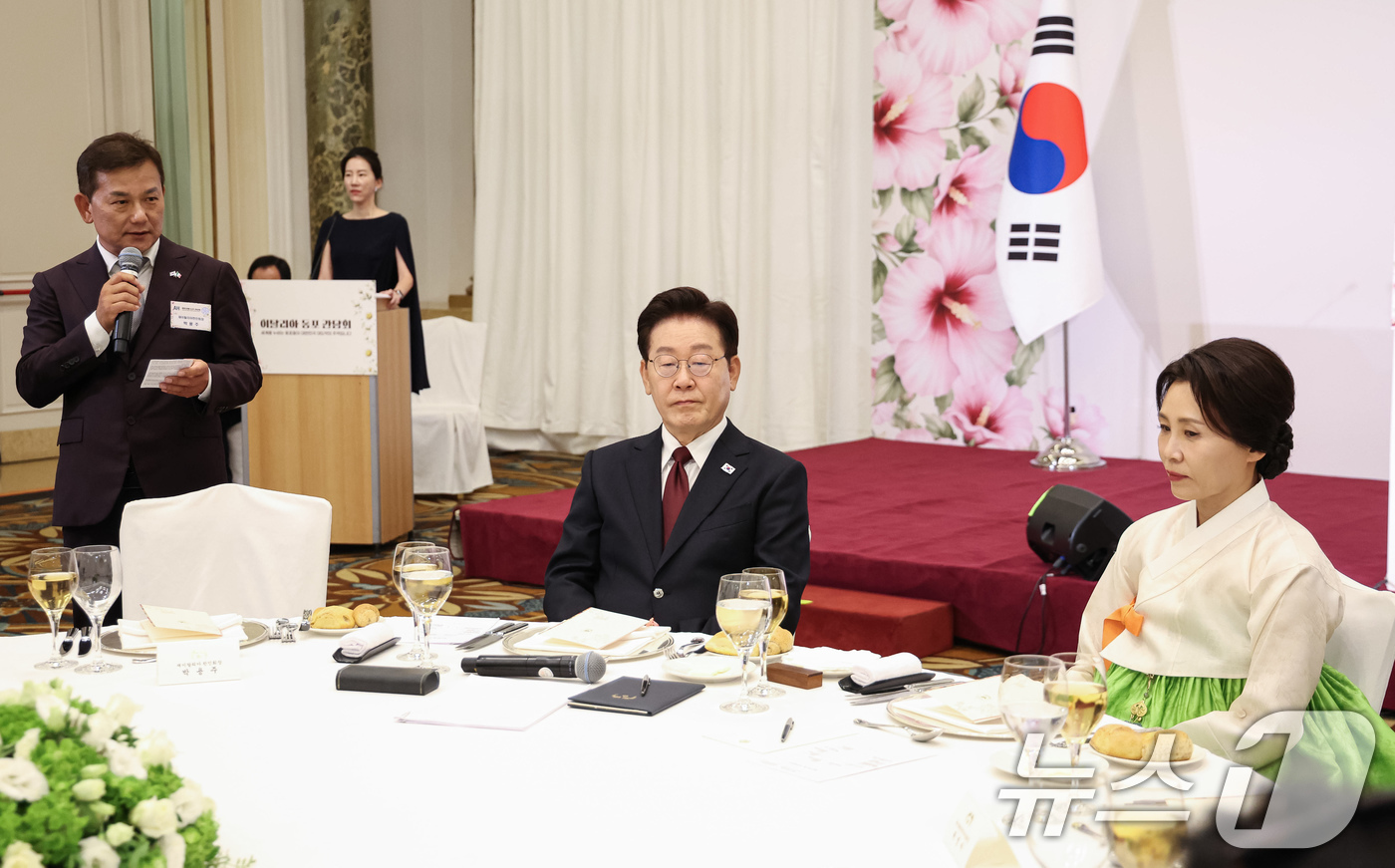 (로마(이탈리아)=뉴스1) 허경 기자 = 이재명 대통령과 김혜경 여사가 15일(현지시간) 이탈리아 로마 한 호텔에서 열린 동포 오찬간담회에서 박용주 한인회장의 발언을 듣고 있다. …