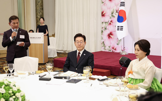 발언 듣는 이재명 대통령·김혜경 여사