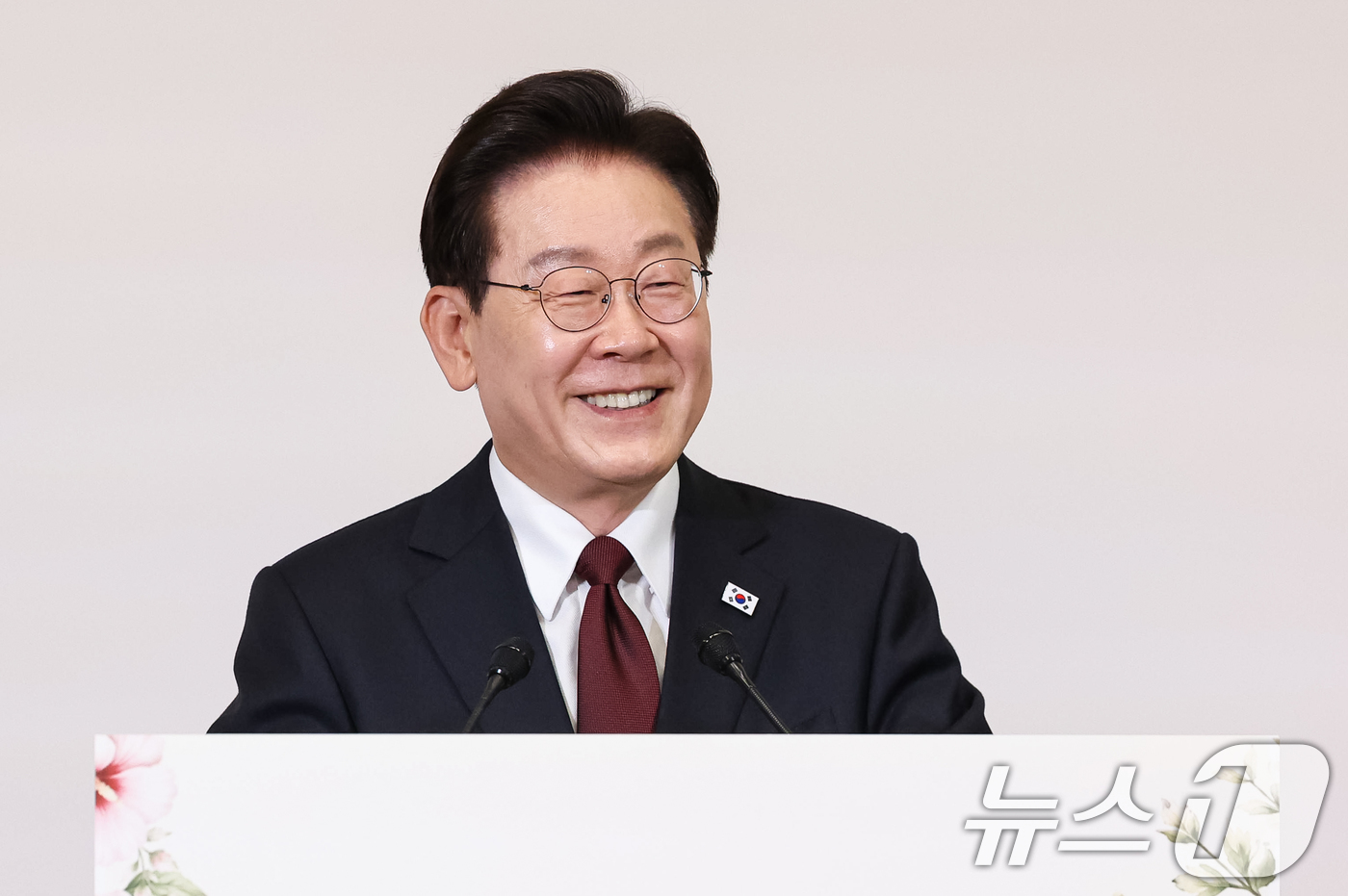 (로마(이탈리아)=뉴스1) 허경 기자 = 이재명 대통령이 15일(현지시간) 이탈리아 로마 한 호텔에서 열린 동포 오찬간담회에서 발언을 하고 있다. 2026.6.15/뉴스1