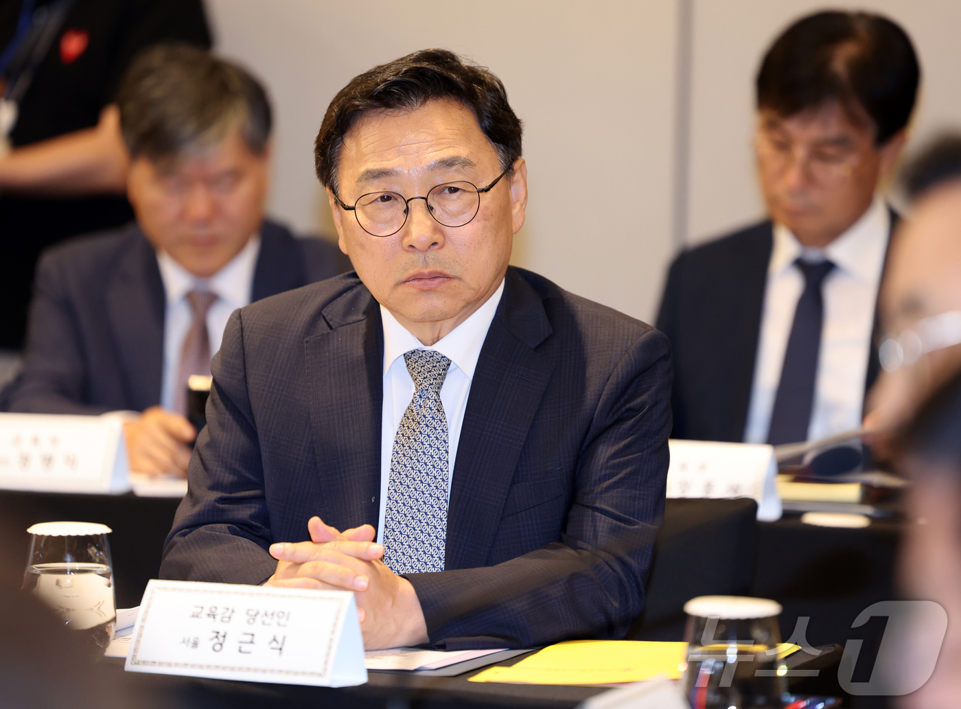 (서울=뉴스1) 김진환 기자 = 정근식 서울시교육감이 15일 세종 코트야드 바이 메리어트 호텔에서 열린 교육부 장관-국가교육위원장-전국 16개 시도교육감 당선인 간담회에 참석하고 …