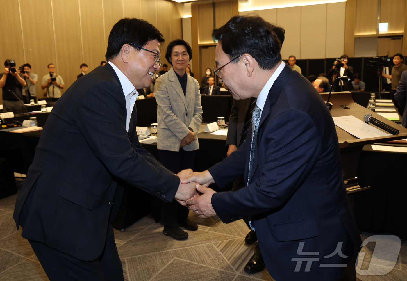 (서울=뉴스1) 김진환 기자 = 최교진 교육부 장관(왼쪽)과 정근식 서울시교육감이 15일 세종 코트야드 바이 메리어트 호텔에서 열린 교육부 장관-국가교육위원장-전국 16개 시도교육 …